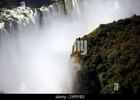 Vue aérienne des chutes Victoria, situées à la frontière entre la Zambie et le Zimbabwe. Ceci est une cascade sur la rivière Zambèze. C'est l'une des plus grandes cascades du monde, avec une largeur de 1 708 mètres. Banque D'Images