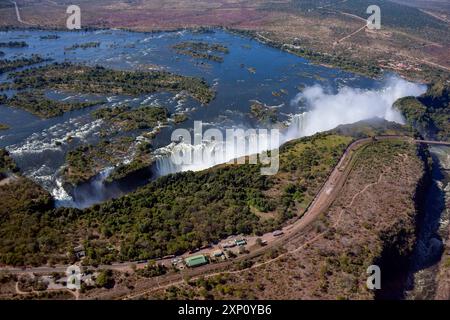 Vue aérienne des chutes Victoria, situées à la frontière entre la Zambie et le Zimbabwe. Ceci est une cascade sur la rivière Zambèze. C'est l'une des plus grandes cascades du monde, avec une largeur de 1 708 mètres. Banque D'Images