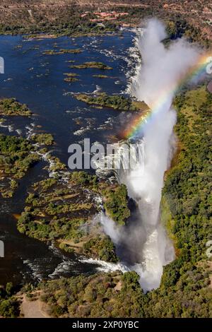 Vue aérienne des chutes Victoria, situées à la frontière entre la Zambie et le Zimbabwe. Ceci est une cascade sur la rivière Zambèze. C'est l'une des plus grandes cascades du monde, avec une largeur de 1 708 mètres. Banque D'Images