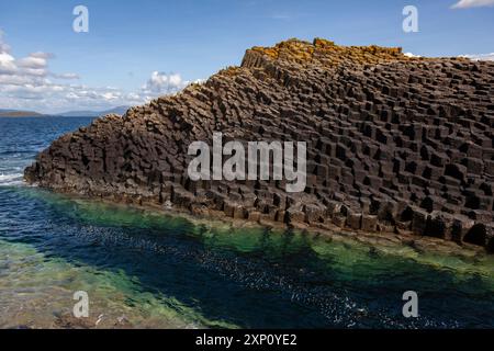 Formations rocheuses de basalte sur l'île de Staffa, dans les Hébrides intérieures, en Écosse. Le basalte est une roche ignée extrusive, c'est-à-dire formée à partir d'une coulée de lave à la surface. Banque D'Images