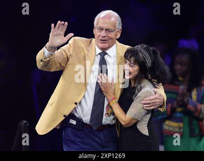 Canton, États-Unis. 02 août 2024. Randy Gradishar, intronisé au Pro Football Hall of Fame 2024, célèbre avec sa femme Beth après avoir reçu sa veste d'or du célèbre Steve Atwater lors de la cérémonie de la veste d'or à Canton, Ohio, le vendredi 2 août 2024. Photo de Aaron Josefczyk/UPI crédit : UPI/Alamy Live News Banque D'Images