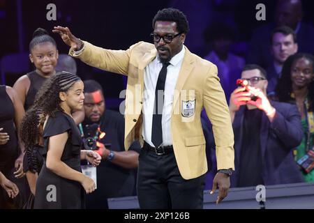 Canton, États-Unis. 02 août 2024. Patrick Willis, intronisé au Pro Football Hall of Fame 2024, célèbre après avoir reçu sa veste d'or du célèbre Mike Singletary lors de la cérémonie de la veste d'or à Canton, Ohio, le vendredi 2 août 2024. Photo de Aaron Josefczyk/UPI crédit : UPI/Alamy Live News Banque D'Images