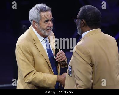 Canton, États-Unis. 02 août 2024. Ancien quarterback de la NFL et Pro Football Hall of Famer, Dan Fouts, (l) serre la main à un autre membre du Hall of Fame, Mean Joe Greene, lors de la cérémonie de la veste d'or 2024 à Canton, Ohio, le vendredi 2 août 2024. Photo de Aaron Josefczyk/UPI crédit : UPI/Alamy Live News Banque D'Images