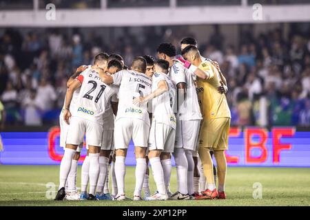 Santos, Brésil. 03 août 2024. SP - SANTOS - 08/02/2024 - BRASILEIRO B 2024, SANTOS x SPORT - Santos joueurs entrant dans le peloton pour le match contre Sport au stade Vila Belmiro pour le championnat brésilien B 2024. Photo : Abner Dourado/AGIF crédit : AGIF/Alamy Live News Banque D'Images