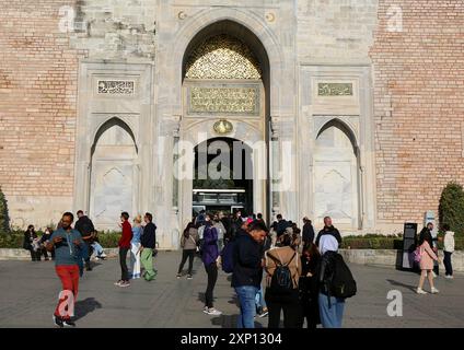 ISTANBUL, TURQUIE-30 OCTOBRE 2021 : personnes non identifiées debout et attendant d'entrer dans le palais de Topkapi Banque D'Images