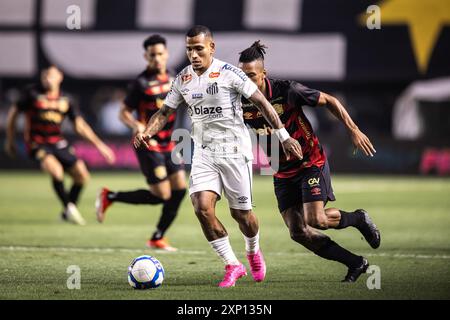 Santos, Brésil. 03 août 2024. SP - SANTOS - 02/08/2024 - BRASILEIRO B 2024, SANTOS x SPORT - un autre joueur de Santos lors d'un match contre Sport au stade Vila Belmiro pour le championnat brésilien B 2024. Photo : Abner Dourado/AGIF (photo par Abner Dourado/AGIF/SIPA USA) crédit : SIPA USA/Alamy Live News Banque D'Images