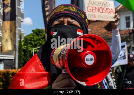 Bandung, Java occidental, Indonésie. 3 août 2024. Un résident qui fait partie du Bandung Spirit of Palestine prononce un discours lors d'une manifestation à l'occasion de la Journée mondiale de solidarité pour Gaza au monument Dasasila, Bandung, Java occidental. La manifestation, qui coïncidait avec le 300e jour du génocide israélien en Palestine, appelait à la fin du massacre de Palestiniens par Israël et à l'autorisation immédiate de l'aide d'entrer en Palestine et exprimait ses condoléances pour le meurtre du dirigeant du Hamas Ismail Haniyeh. (Crédit image : © Dimas Rachmatsyah/ZUMA Press Wire) USAGE ÉDITORIAL SEULEMENT! Non destiné à UN USAGE commercial ! Banque D'Images