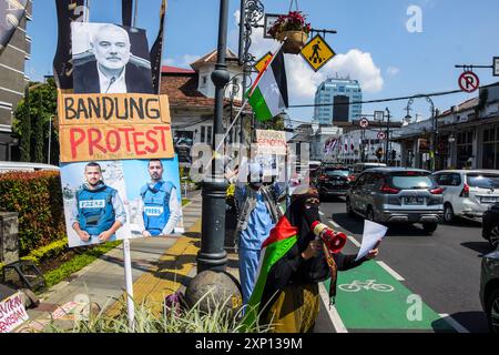 Bandung, Java occidental, Indonésie. 3 août 2024. Un portrait de feu le dirigeant palestinien du Hamas Ismail Haniyeh et un certain nombre de journalistes assassinés sont vus lors d'une manifestation à l'occasion de la Journée mondiale de solidarité pour Gaza au Monument Dasasila, Bandung, Java occidental. La manifestation, qui coïncidait avec le 300e jour du génocide israélien en Palestine, appelait à la fin du massacre de Palestiniens par Israël et à l'autorisation immédiate de l'aide d'entrer en Palestine et exprimait ses condoléances pour le meurtre du dirigeant du Hamas Ismail Haniyeh. (Crédit image : © Dimas Rachmatsyah/ZUMA Press Wire) USAGE ÉDITORIAL SEULEMENT! Banque D'Images