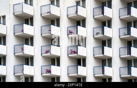 Monotone ennuyeux balcons vides sur un complexe massif avec de petits appartements de vacances Banque D'Images
