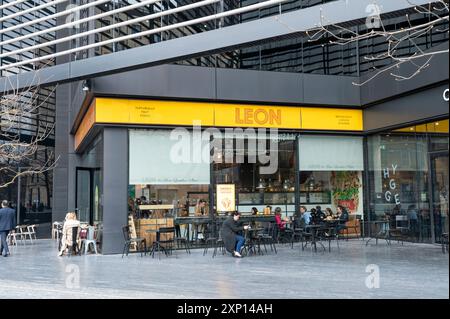 Londres, Royaume-Uni - 21 mars 2024 : vue de face du restaurant Leon, une chaîne de restauration rapide basée au Royaume-Uni et détenue par EG Group. Londres. ROYAUME-UNI. Banque D'Images