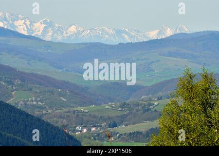 Vallées et montagnes environnantes et vue depuis les hauts sommets des montagnes enneigées Banque D'Images