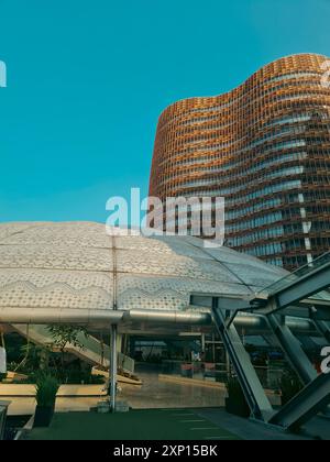 Extérieur des immeubles de bureaux modernes dominant le ciel bleu. Horizon de Jakarta Indonésie vu d'en bas avec un bâtiment en forme de dôme à côté. Banque D'Images