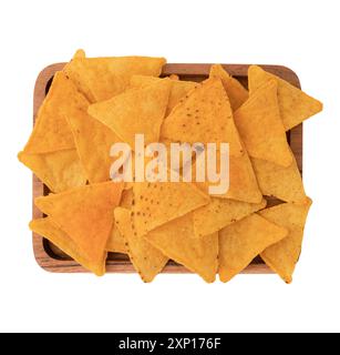 puce de nachos de maïs mexicain isolé sur fond blanc avec chemin de coupe, copeaux de maïs sur plateau en bois, collation au sel Banque D'Images