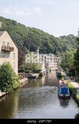 Les gens marchent le long du chemin de halage du canal à Hebden Bridge, Yorkshire, Angleterre, Royaume-Uni Banque D'Images