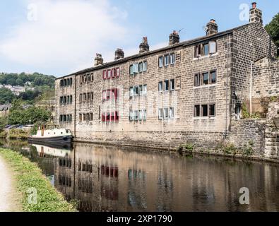 Tisserands cottages le long du canal à Hebden Bridge, Yorkshire, Angleterre, Royaume-Uni Banque D'Images