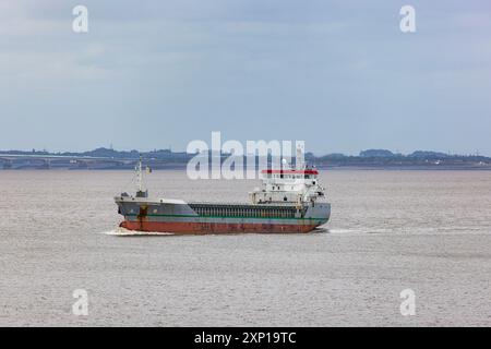 Navire de charge générale se dirigeant vers la mer Banque D'Images