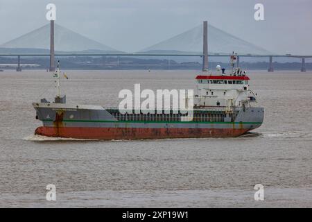 Navire de charge générale se dirigeant vers la mer Banque D'Images