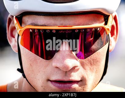 PARIS - le cycliste Mathieu van der Poel s'adresse à la presse devant la Tour Eiffel avant la course cycliste sur route des Jeux Olympiques. ANP REMKO DE WAAL Banque D'Images