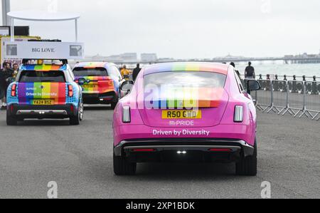 Brighton UK 3 août 2024 - les premiers débutants se préparent à prendre part à la Brighton Pride cette année sur un matin blustery . Des milliers de personnes devraient participer au plus grand événement de la fierté du Royaume-Uni avec pour thème cette année JOY C Celebrating Life , Spirit and Resilience : Credit Simon Dack / Alamy Live News Banque D'Images