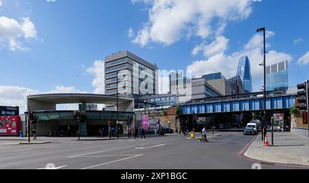 Londres - 06 10 2022 : vue sur Blackfriars Rd avec la station de métro Southwark Banque D'Images