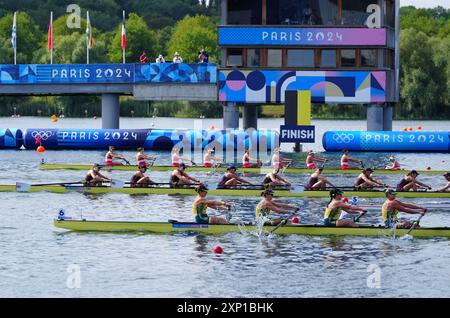 Heidi long, Rowan McKellar, Holly Dunford, Emily Ford, Lauren Irwin, Eve Stewart, Harriet Taylor, Annie Campbell-Orde et Cox Henry Fieldman (au centre) remportent la médaille de bronze lors de la huitième finale féminine des Jeux Olympiques de Paris 2024 en France. Date de la photo : samedi 3 août 2024. Banque D'Images