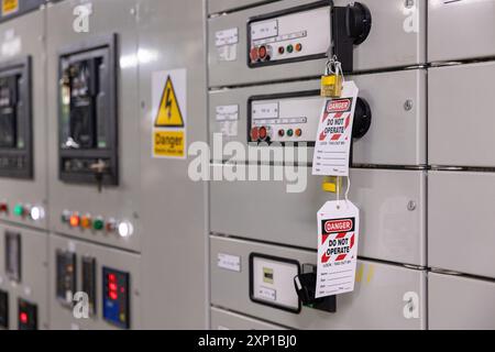 Verrouillage/étiquetage , système de sécurité électrique. Interrupteur de verrouillage à clé ou disjoncteur pour la sécurité protect.in zone industrielle à la centrale électrique Banque D'Images