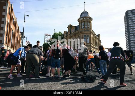 Sunderland, Royaume-Uni. 3 août 2024. Les habitants de Sunderland, en Angleterre, descendent dans les rues pour nettoyer après les manifestations d'extrême droite du 2 août. Crédit : Thomas Jackson/Alamy Live News Banque D'Images