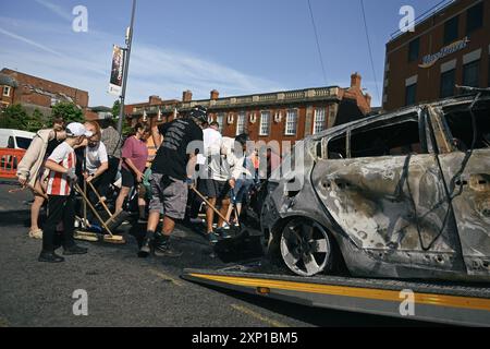 Sunderland, Royaume-Uni. 3 août 2024. Les habitants de Sunderland, en Angleterre, descendent dans les rues pour nettoyer après les manifestations d'extrême droite du 2 août. Crédit : Thomas Jackson/Alamy Live News Banque D'Images