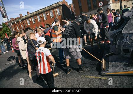 Sunderland, Royaume-Uni. 3 août 2024. Les habitants de Sunderland, en Angleterre, descendent dans les rues pour nettoyer après les manifestations d'extrême droite du 2 août. Crédit : Thomas Jackson/Alamy Live News Banque D'Images