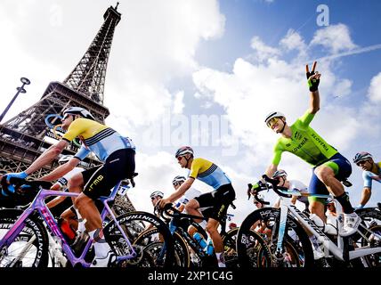 PARIS - cyclistes devant la Tour Eiffel lors de la course cycliste sur route aux Jeux Olympiques. ANP REMKO DE WAAL Banque D'Images