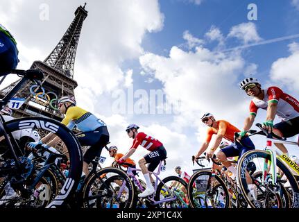 PARIS - le cycliste Mathieu van der Poel (2ème R) devant la Tour Eiffel lors de la course cycliste sur route aux Jeux Olympiques. ANP REMKO DE WAAL Banque D'Images