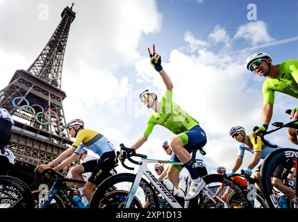 PARIS - cyclistes devant la Tour Eiffel lors de la course cycliste sur route aux Jeux Olympiques. ANP REMKO DE WAAL Banque D'Images