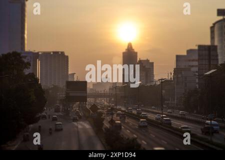 Paysage urbain moderne au coucher du soleil, Jakarta Indonésie Banque D'Images