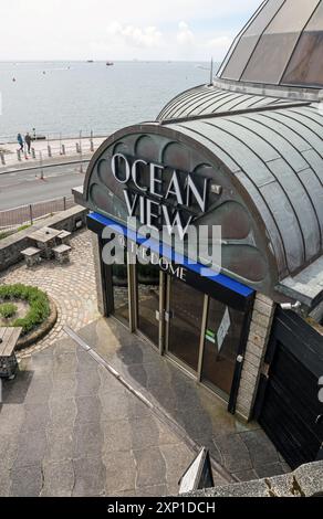 Ocean View Bar and Cafe au Plymouth Dome sur Plymouth Hoe ovelooks Plymouth Sound, le premier parc marin national d'Angleterre. Le bâtiment du front de mer a Banque D'Images