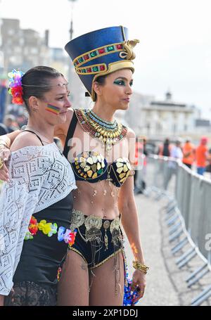 Brighton UK 3 août 2024 - les premiers débutants se préparent à prendre part à la Brighton Pride cette année sur un matin blustery . Des milliers de personnes devraient participer au plus grand événement de la fierté du Royaume-Uni avec pour thème cette année JOY C Celebrating Life , Spirit and Resilience : Credit Simon Dack / Alamy Live News Banque D'Images