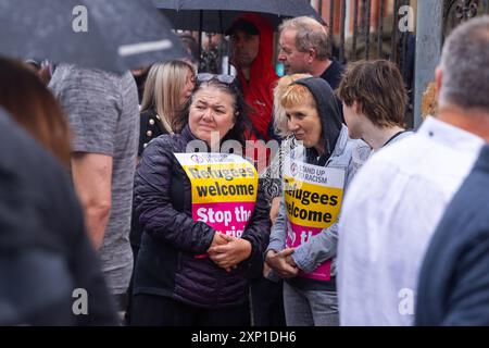 Liverpool, Royaume-Uni. 02 AOÛT 2024. Les manifestants tiennent un panneau de bienvenue pour les réfugiés alors que les manifestants s'identifient comme étant de droite, ainsi que les membres du SUTR et des organisations de gauche rassemblés sur les côtés opposés de la route à l'extérieur de la mosquée Abdullah Quilliam, l'une des premières mosquées d'Angleterre, dans un contexte d'émeutes à travers le pays suite à un incident à Southport. En dehors de quelques cris et des manifestants qui traversent brièvement les côtés, aucun problème n'a été observé. Crédit Milo Chandler/Alamy Live News Banque D'Images