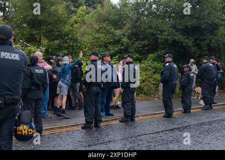 Liverpool, Royaume-Uni. 02 AOÛT 2024. Le jeune garçon jure en direction de manifestants de gauche qui s'identifient comme des manifestants de droite, ainsi que des membres du SUTR et des organisations de gauche rassemblés sur les côtés opposés de la route à l'extérieur de la mosquée Abdullah Quilliam, l'une des premières mosquées d'Angleterre, dans un contexte d'émeutes à travers le pays suite à un incident à Southport. En dehors de quelques cris et des manifestants qui traversent brièvement les côtés, aucun problème n'a été observé. Crédit Milo Chandler/Alamy Live News Banque D'Images