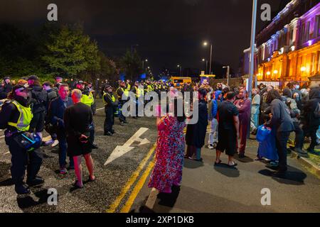 Liverpool, Royaume-Uni. 02 AOÛT 2024. Tentative de la police de séparer les deux camps, les manifestants s'identifiant comme étant de droite, ainsi que les membres du SUTR et des organisations de gauche se rassemblant sur les côtés opposés de la route à l'extérieur de la mosquée Abdullah Quilliam, l'une des premières mosquées d'Angleterre, dans un contexte d'émeutes à travers le pays suite à un incident à Southport. En dehors de quelques cris et des manifestants qui traversent brièvement les côtés, aucun problème n'a été observé. Crédit Milo Chandler/Alamy Live News Banque D'Images