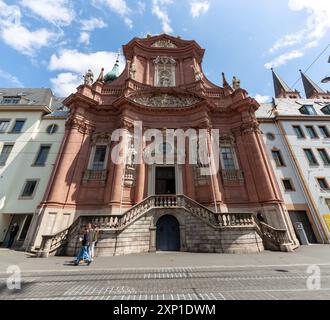 Würzburg, ALLEMAGNE - 19 MAI 2024 : L'église Neumünster à Würzburg en Allemagne. La façade de l'église baroque de Würzburg à Neumünster Banque D'Images