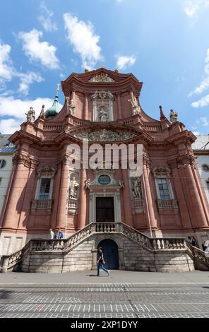 Würzburg, ALLEMAGNE - 19 MAI 2024 : L'église Neumünster à Würzburg en Allemagne. La façade de l'église baroque de Würzburg à Neumünster Banque D'Images