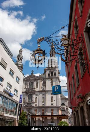 Würzburg, ALLEMAGNE - 19 MAI 2024 : panneau publicitaire en arrière-plan de l'église de John à Stift Haug Banque D'Images