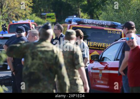 Bad Harzburg, Allemagne. 03 août 2024. Le personnel d'urgence des forces armées allemandes, des pompiers et d'autres services de secours se tient près de Bad Harzburg dans le cadre d'un grand exercice de lutte contre les incendies de forêt dans les montagnes du Harz. Au total, quatre districts de deux états fédéraux sont concernés. Crédit : Matthias Bein/dpa/Alamy Live News Banque D'Images