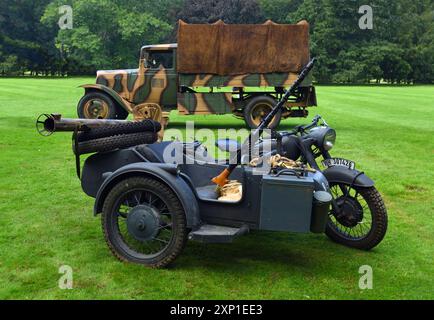 Vintage allemand WW2 moto et sidecar isolé sur herbe Citroën camion militaire garé derrière. Banque D'Images