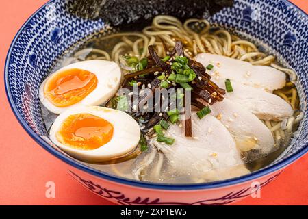 Portion de ramen japonais avec poulet et œuf Banque D'Images
