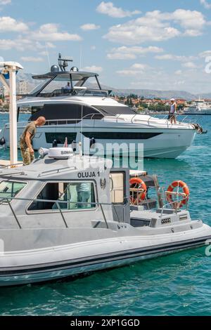 lancement militaire et yacht à moteur privé à côté dans le port de split, croatie. Banque D'Images