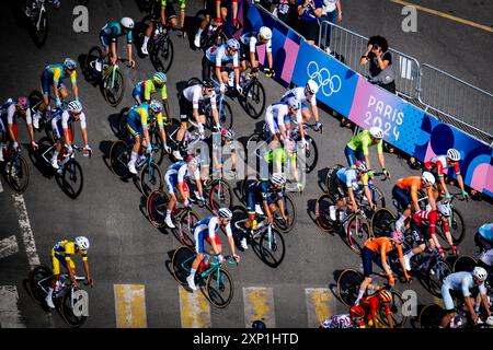 Paris, France. 03 août 2024. Course sur route masculine - cyclisme sur route - départ en masse aux Jeux Olympiques de Paris, France, le 3 août 2024. Crédit : Jaroslav Svoboda/CTK photo/Alamy Live News Banque D'Images