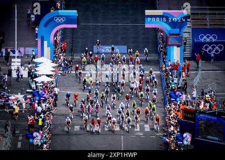 Paris, France. 03 août 2024. Course sur route masculine - cyclisme sur route - départ en masse aux Jeux Olympiques de Paris, France, le 3 août 2024. Crédit : Jaroslav Svoboda/CTK photo/Alamy Live News Banque D'Images