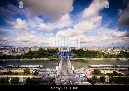 Paris, France. 03 août 2024. Course sur route masculine - cyclisme sur route - départ en masse aux Jeux Olympiques de Paris, France, le 3 août 2024. Crédit : Jaroslav Svoboda/CTK photo/Alamy Live News Banque D'Images