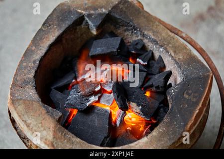 Vue rapprochée du feu de joie dans le poêle à charbon de bois Banque D'Images