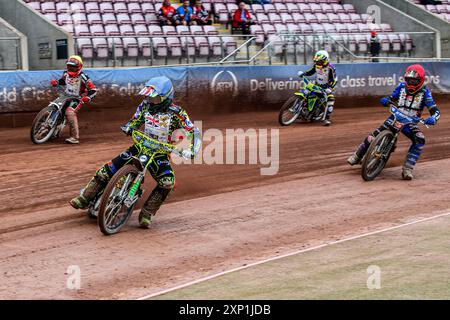 William Cairns (500cc) en Bleu menant 237 en Rouge Joe Crewe (500cc) en jaune et Liam Cox (500cc) en Blanc lors des Championnats britanniques de la jeunesse 500cc au National Speedway Stadium de Manchester le vendredi 2 août 2024. (Photo : Ian Charles | mi News) crédit : MI News & Sport /Alamy Live News Banque D'Images